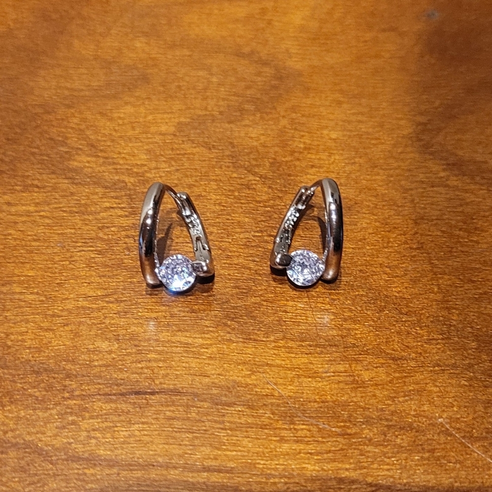Beautiful silver metal color snap closure earrings with round cubic zirconia